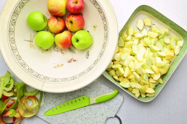 mus jabłkowy - krojenie jabłek