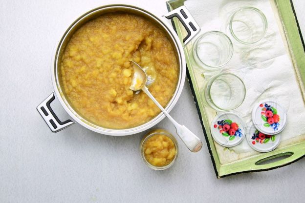 mus jabłkowy - rozkładanie do słoiczków