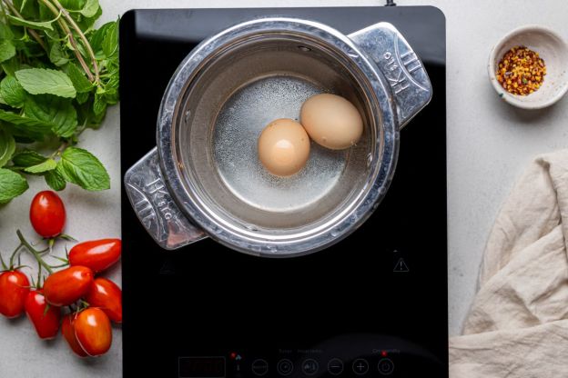 sałatka brokułowa - gotowanie jajek