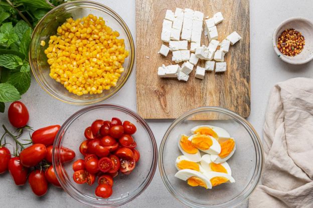 sałatka brokułowa - krojenie składników