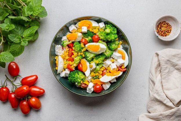 sałatka brokułowa - mieszanie składników