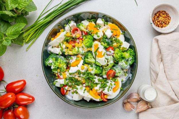 sałatka brokułowa - podanie