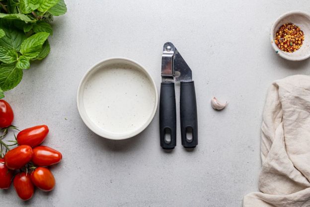 sałatka brokułowa - sos czosnkowy