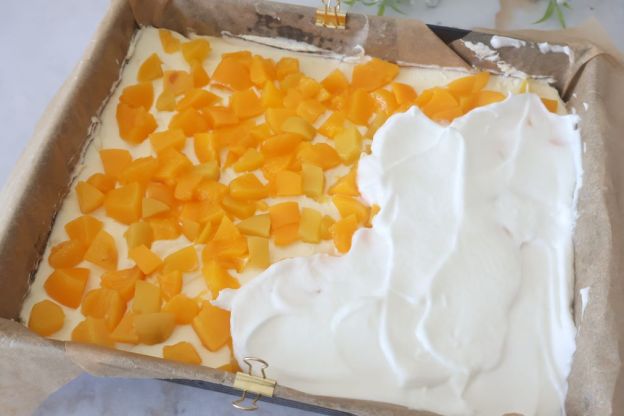 sernik z brzoskiwniami - ser, beza, brzoskwinie