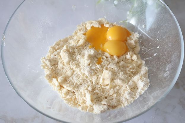 sernik z brzoskwiniami - kruche ciasto z żółtkami