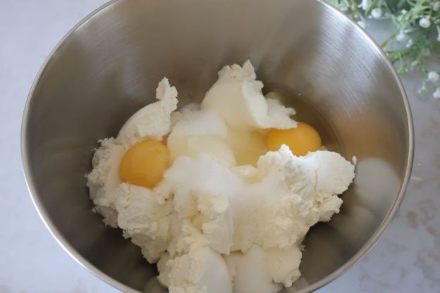 sernik z brzoskwiniami - masa serowa