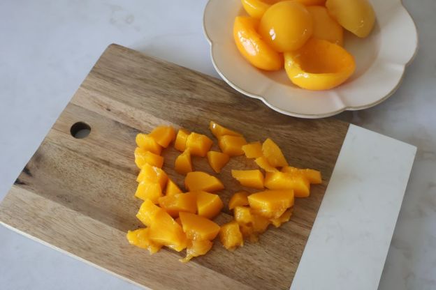 sernik z brzoskwiniami - przygotowanie owoców