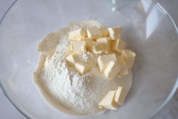 sernik z brzoskwiniami - suche składniki z masłem