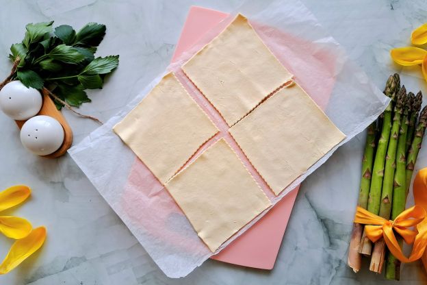 szparagi w cieście francuskim - krojenie ciasta