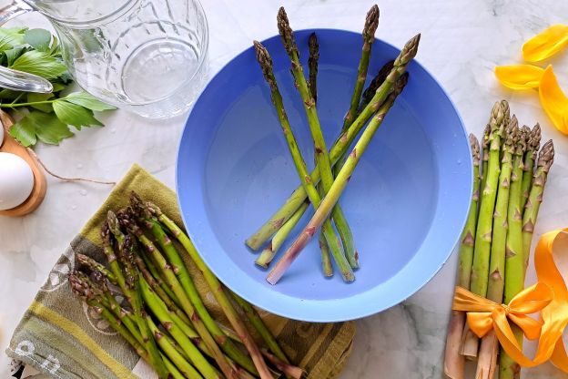 szparagi w cieście francuskim - mycie szparagów