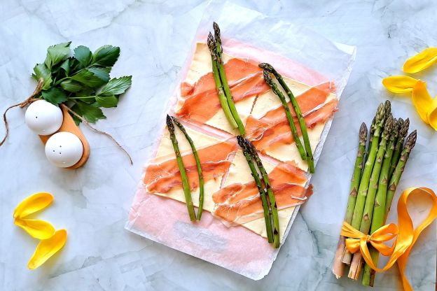 szparagi w cieście francuskim - nałożenie szynki i szparagów