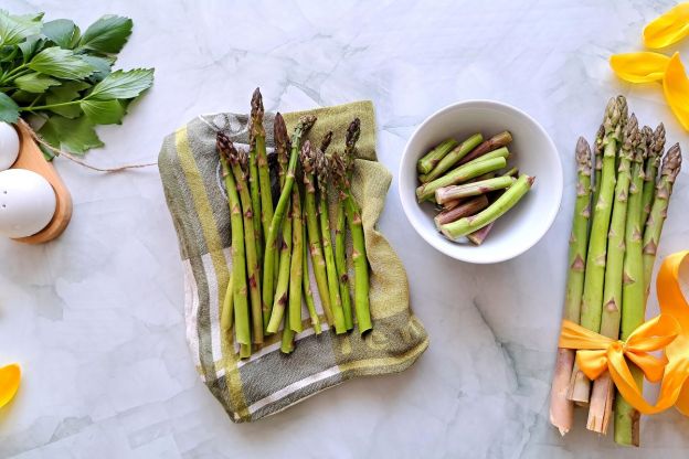 szparagi w cieście francuskim - odłamanie końcówek