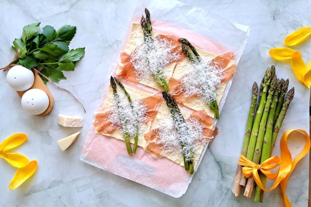 szparagi w cieście francuskim - posypanie serem