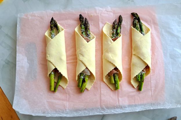 szparagi w cieście francuskim - zawijanie