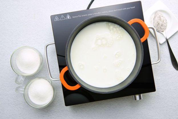 wafle z kajmakiem - gotowanie mleka z cukrem