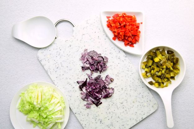 wegańska sałatka gyros - krojenie cebuli