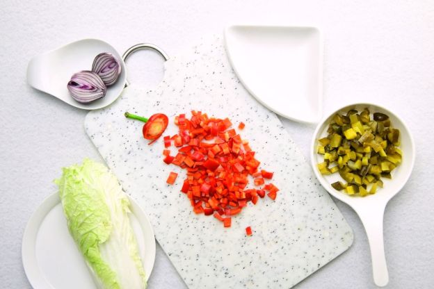 wegańska sałatka gyros - krojenie papryki