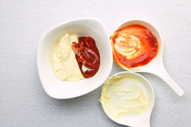 wegańska sałatka gyros - mieszanie sosu