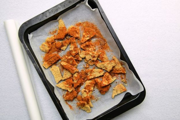 wegańska sałatka gyros - przygotowanie kotletów sojowych