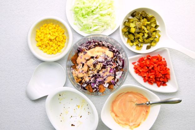 wegańska sałatka gyros - składanie warstw