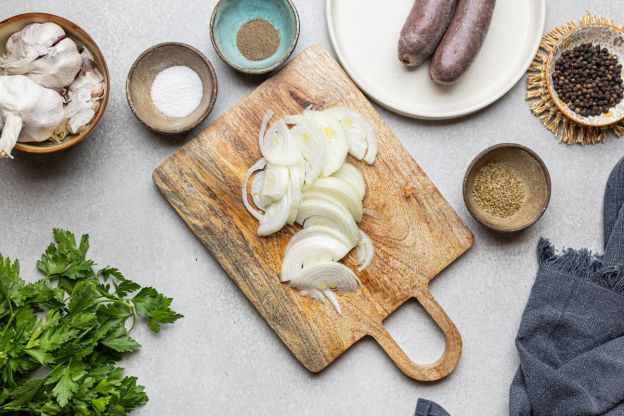 kaszanka z patelni - cebula pokrojona w piórka