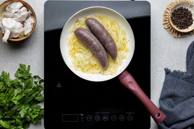 kaszanka z patelni na zeszklonej cebuli