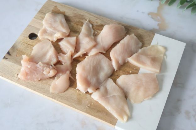 kotlety szu szu - krojenie kurczaka