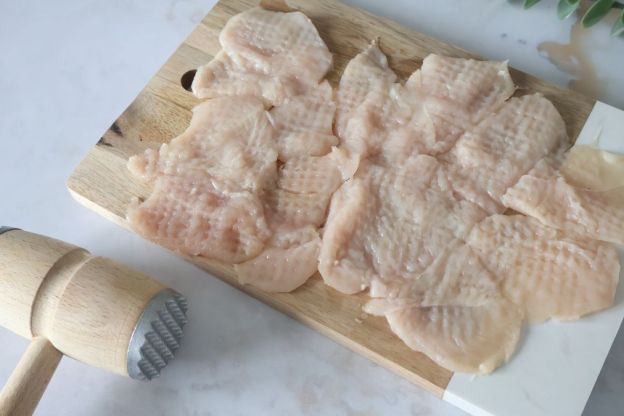 kotlety szu szu - rozbijanie mięsa