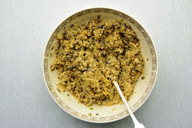 kotlety z pieczarek i kaszy - mieszanie masy