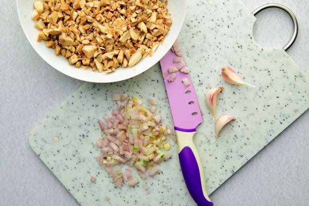 kotlety z pieczarek i kaszy - siekanie składników