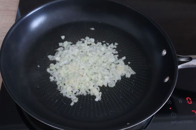 kotlety z płatków owsianych - smażenie cebuli