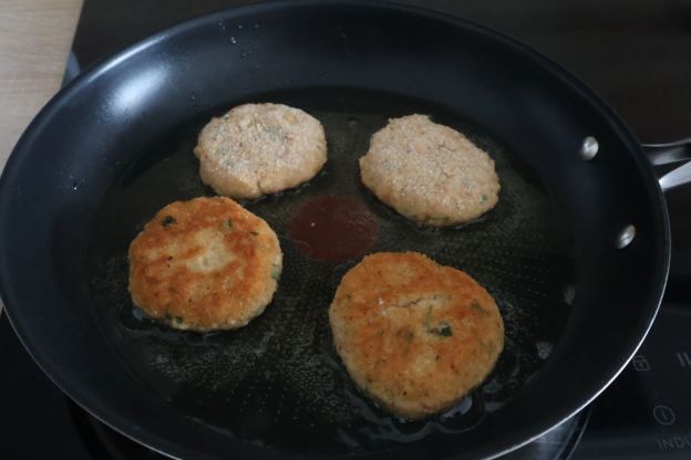 kotlety z płatków owsianych - smażenie