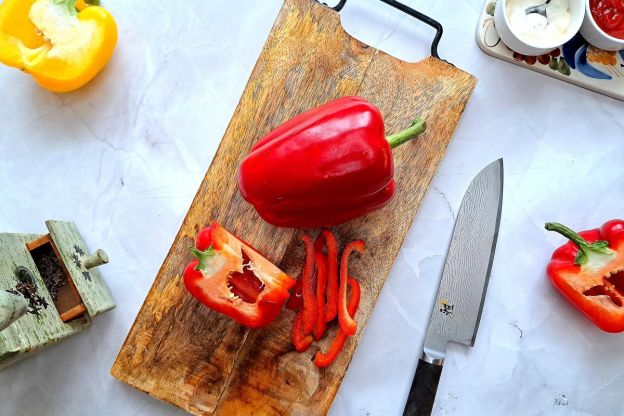 roladki z chleba tostowego - krojenie papryki