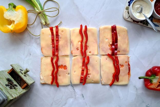 roladki z chleba tostowego - nakładanie dodatków