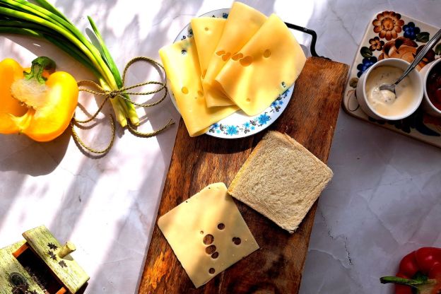 roladki z chleba tostowego - przygotowanie chleba