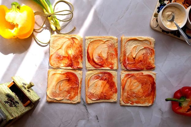 roladki z chleba tostowego - smarowanie sosem