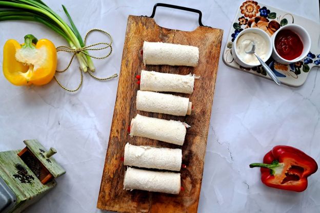 roladki z chleba tostowego - zwijanie