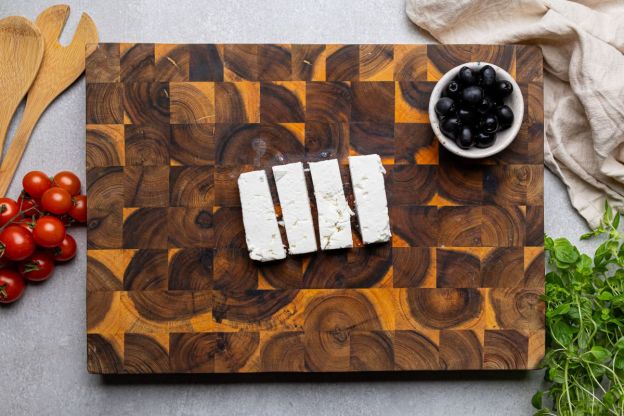 sałatka grecka - krojenie fety