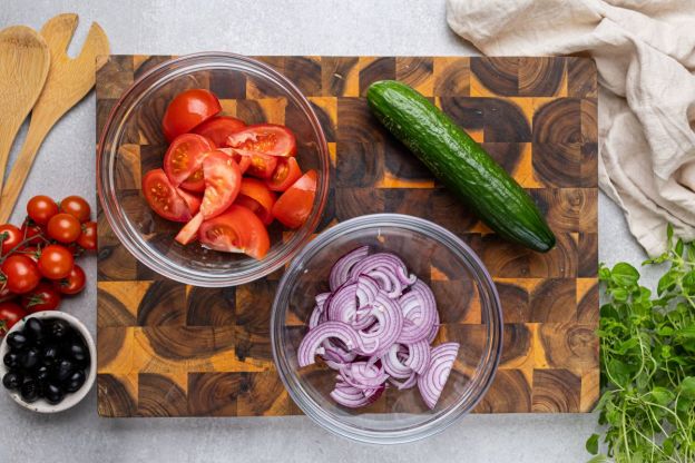 sałatka grecka - krojenie warzyw