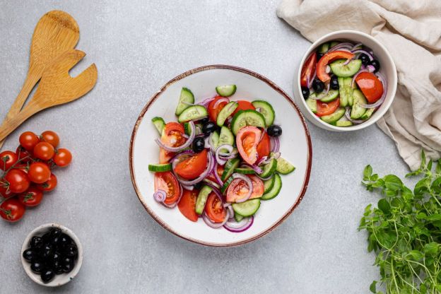 sałatka grecka - mieszanie warzyw