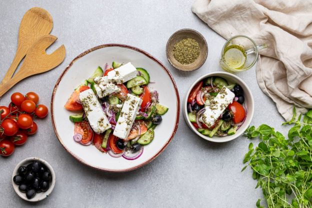 sałatka grecka - polanie sosem