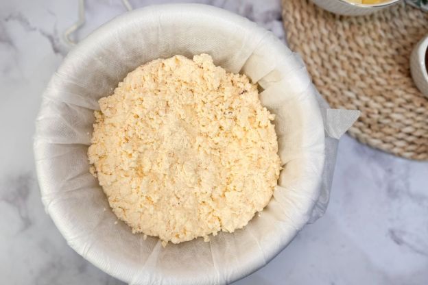 ciasto melba - odciskanie masy serowej