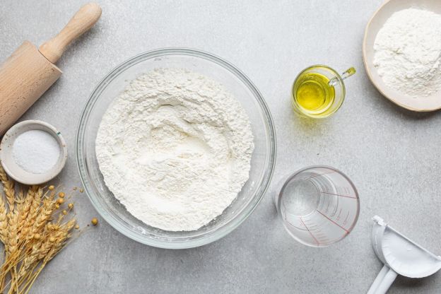 ciasto na pierogi - dodawanie wody i oleju