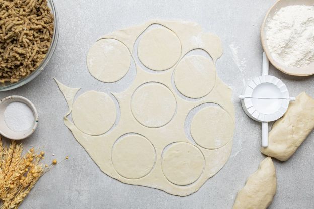 ciasto na pierogi - wykrajanie