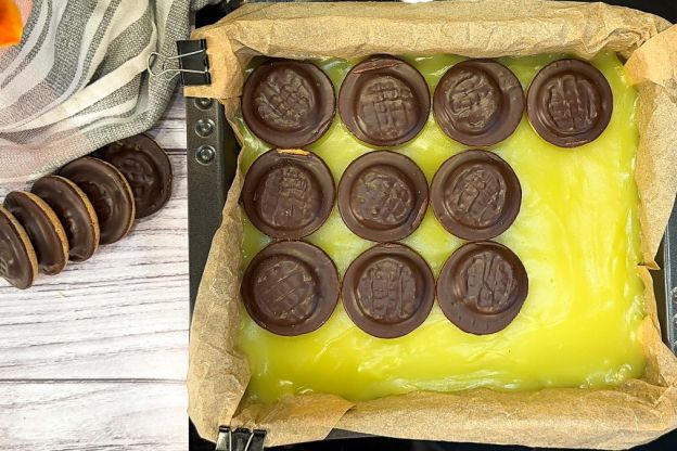 ciasto Shrek - układanie biszkoptów