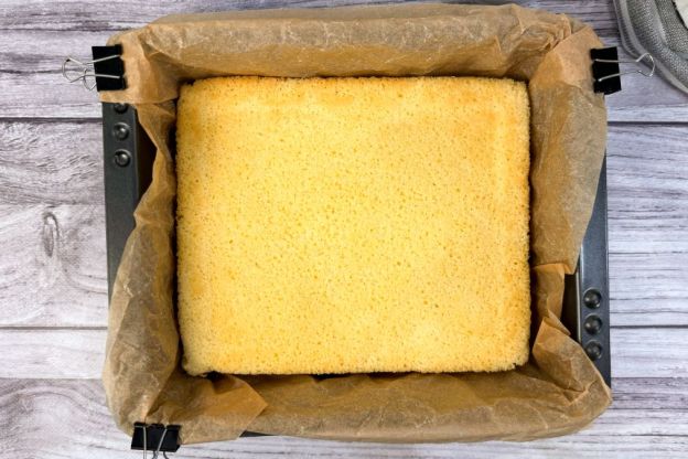 ciasto Shrek - upieczony biszkopt