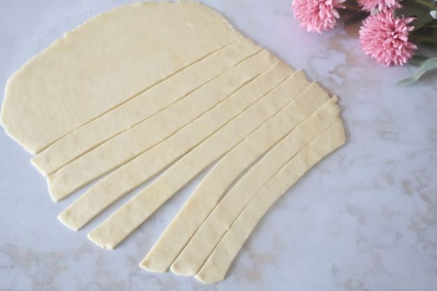 rurki z kremem - krojenie pasków z ciasta