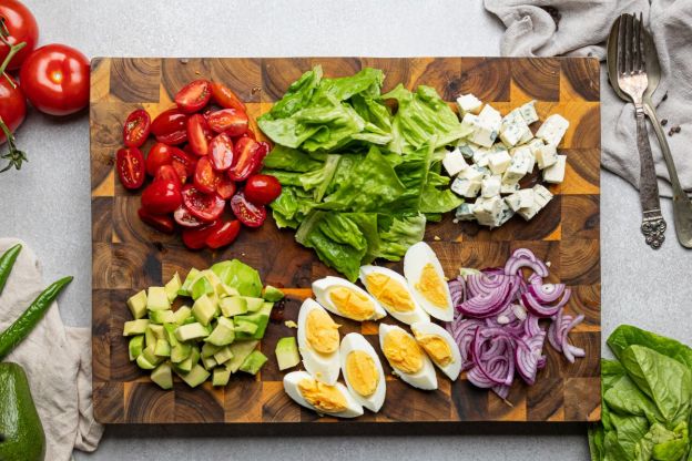 sałatka cobb - krojenie warzyw i jaj
