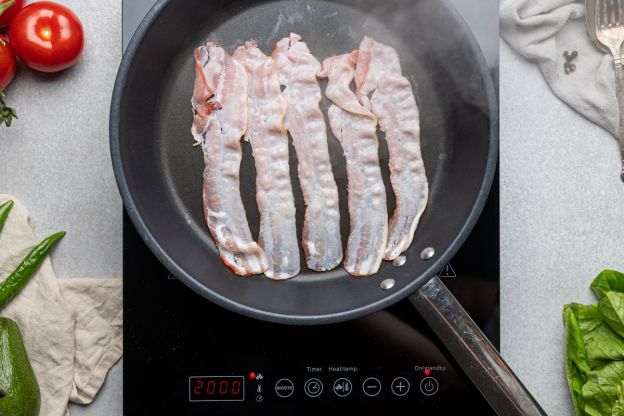 sałatka cobb - smażenie boczku