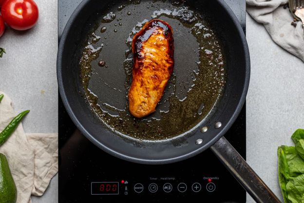 sałatka cobb - smażenie kurczaka